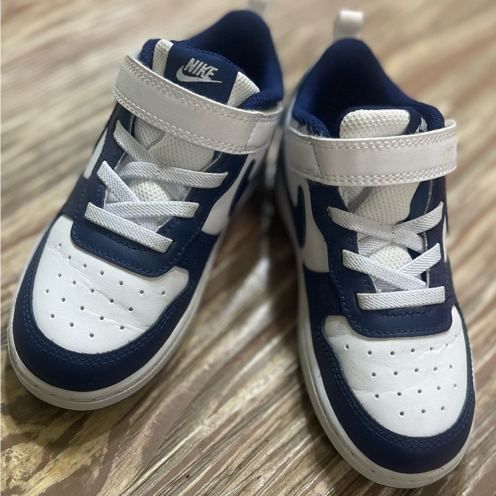 Nike Kids Sneakers in White and Navy